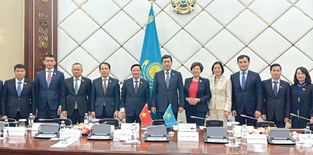 PHÓ CHỦ TỊCH QUỐC HỘI NGUYỄN KHẮC ĐỊNH THĂM CỘNG HÒA KAZAKHSTAN